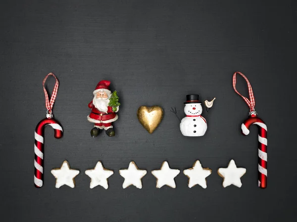 圣诞贺卡与白色的星星和糖果锥与圣诞老人和雪人饼干在灰色的背景 — 图库照片