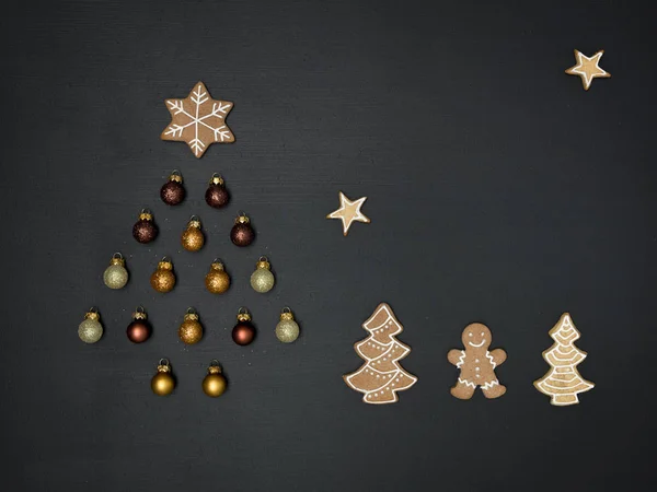 Árvore Forma Decoração Natal Biscoitos Gengibre Fundo Escuro Conceito Ano — Fotografia de Stock