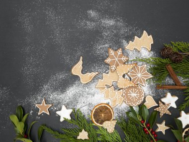 sopa ile gingerbread çerezleri Noel arka plan ve tarçın ile yeşil dallar 