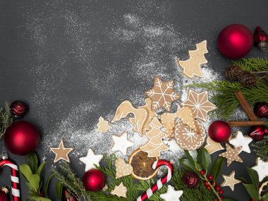 gingerbread çerezleri ve kırmızı parlak baubles ile yeşil dallar ile Noel arka plan 