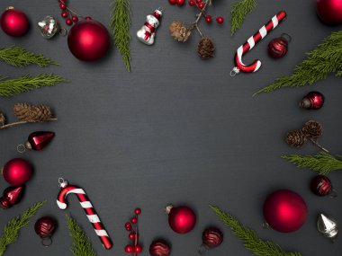 Noel arka plan kare kırmızı baubles ve yeşil dallar, yeni yıl kavramı ile