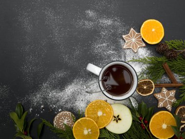 punch ve meyve dilimleri ile ağaç dalları gri arka plan üzerinde fincan ile Noel kompozisyon 