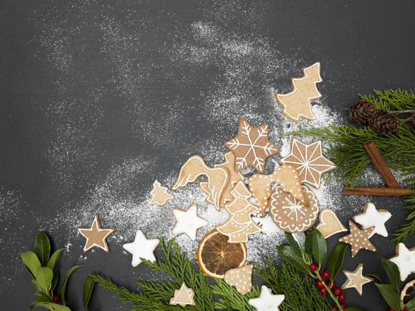 Karácsonyi Háttér Mézeskalács Cookie Kat Zöld Fahéjas Botok — Stock Fotó