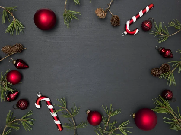 Noel arka plan kare kırmızı baubles ve yeşil dallar, yeni yıl kavramı ile