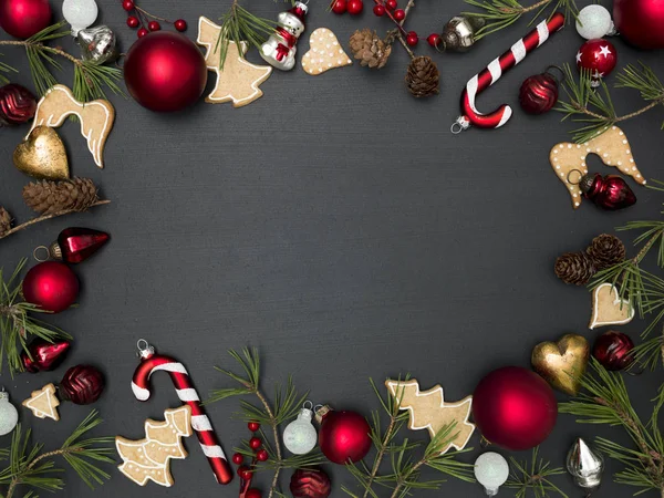Fundo Natal Com Quadro Bugigangas Vermelhas Ramos Verdes Com Biscoitos — Fotografia de Stock