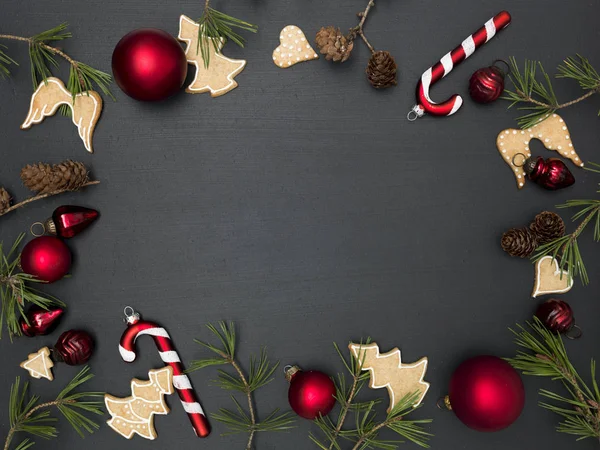 Fondo Navidad Con Marco Bolas Rojas Ramas Verdes Con Galletas —  Fotos de Stock