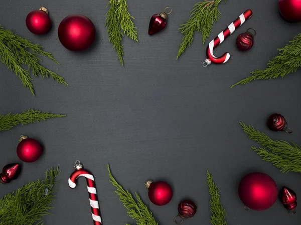 Χριστουγεννιάτικο Φόντο Πλαίσιο Στολίδια Κόκκινα Και Πράσινα Κλαδιά Νέο Έτος — Φωτογραφία Αρχείου