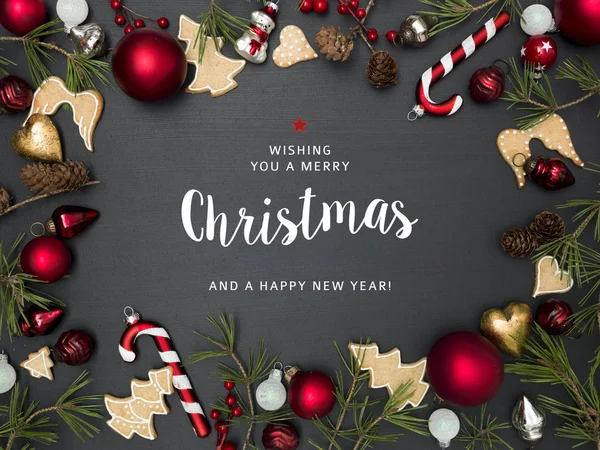 neşeli Noel ve mutlu yeni yıl ve kare kırmızı baubles ve gingerbread çerezleri yazı ile Noel arka plan 