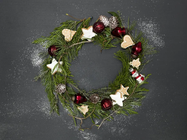 Weihnachtskranz Mit Roten Kugeln Und Plätzchen Auf Schwarzem Hintergrund — Stockfoto