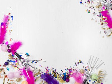 Beyaz arka plan üzerinde izole yeni yıl öğelerle renkli kompozisyon