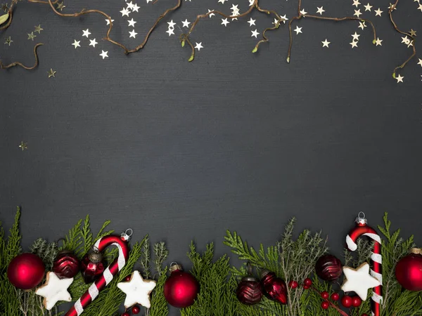 Noel gri arka plan kırmızı Noel öğeler ve çerezleri çam dalları üzerinde toplanması ile 