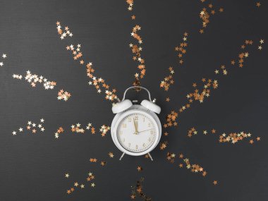 Beyaz çalar saat ve kara tahta üzerinde Noel dekorasyonu ile yeni yıl arka plan