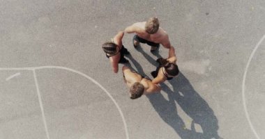 arka arkaya güneşli gün stadyum üzerinde duran dört genç fitness sporcular 