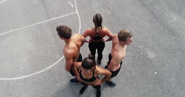 Čtyři Mladí Fitness Sportovců Stojící Zády Sobě Stadionu Slunečný Den — Stock video