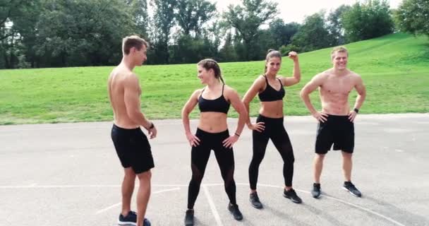 Quatre Jeunes Athlètes Fitness Posant Sur Stade Lors Une Journée — Video