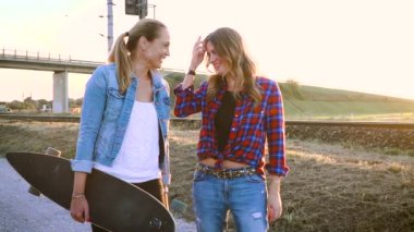 yolda yürürken kaykay ile iki kız arkadaşım  