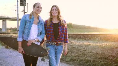 yolda yürürken kaykay ile iki kız arkadaşım 