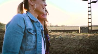 iki kadın birlikte günbatımında dışında kaykay ile yürürken zevk 