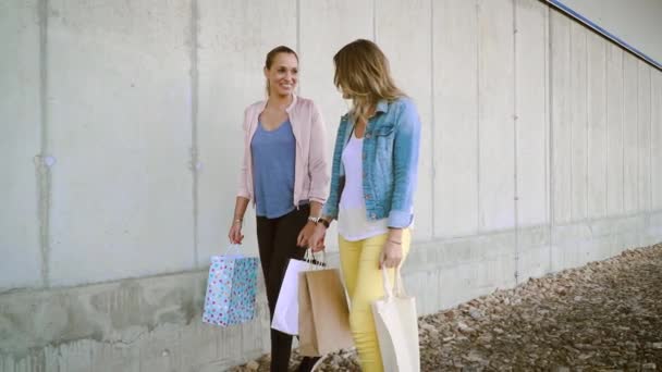 Duas Mulheres Felizes Com Sacos Compras Divertindo Enquanto Caminhava Perto — Vídeo de Stock