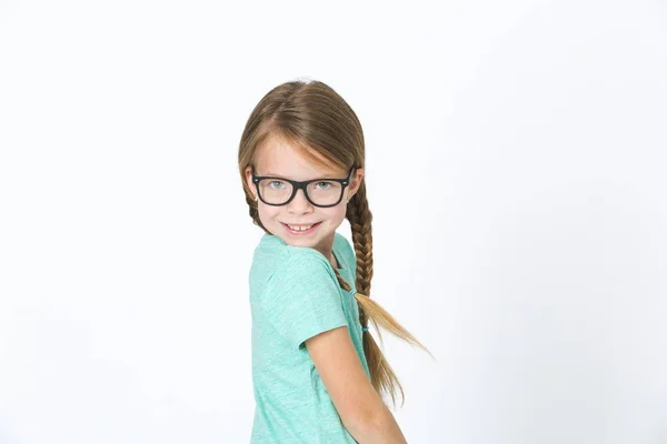 Hübsches Mädchen Mit Schwarzer Brille Und Zöpfen Posiert Vor Weißem — Stockfoto