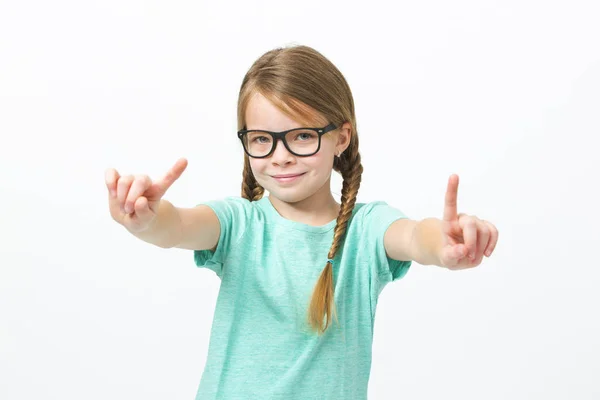 Menina Bonita Com Óculos Pretos Tranças Posando Frente Fundo Branco — Fotografia de Stock