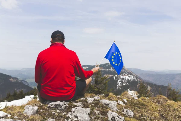 Hiker Red Sweater Flag European Union Hand Sitting Top Mount — 스톡 사진