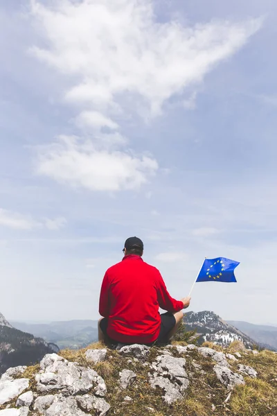 Hiker Red Sweater Flag European Union Hand Sitting Top Mount — 스톡 사진