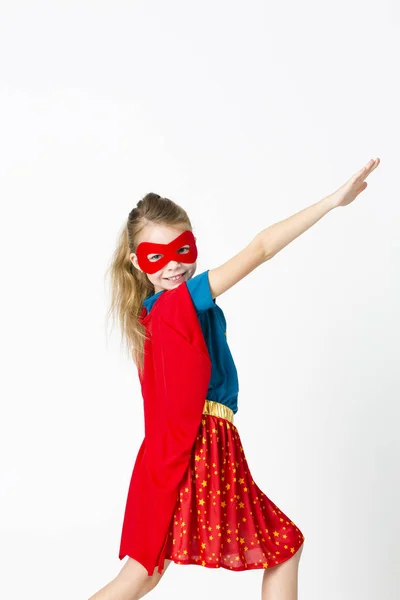 Hübsche Blonde Supergirl Kostüm Mit Roter Maske Und Umhang Posiert — Stockfoto