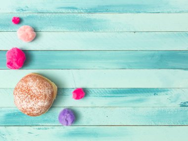 Güzel Turkuaz karnaval arka plan ile halka ve karnaval öğeleri 