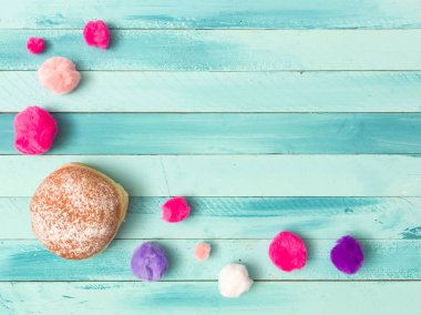 Güzel Turkuaz karnaval arka plan ile halka ve karnaval öğeleri 