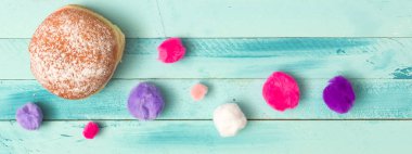 Güzel Turkuaz karnaval arka plan ile halka ve karnaval öğeleri 