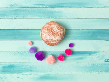 gülümsemek güzel turkuaz zemin üzerine şeklinde halka ve karnaval öğeleri 