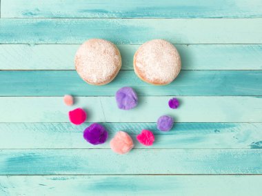 gülümsemek güzel turkuaz zemin üzerine şeklinde halka ve karnaval öğeleri 