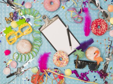 çörek ve kırpma kurulu çerezler ve karnaval öğeleri ile özel mavi efekti arka plan