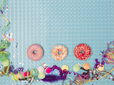 çörek ve çerezleri karnaval öğelerle özel mavi efekti arka plan