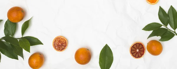 Φρέσκο Αίμα Πορτοκάλια Και Πράσινα Φύλλα Φόντο Λευκό Τσαλακωμένο — Φωτογραφία Αρχείου