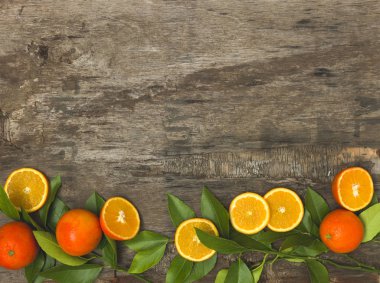 kan portakal ve ahşap zemin üzerine yeşil dal taze ve sulu portakal 