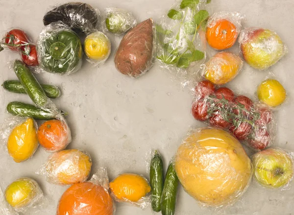 Hromada Ovoce Zeleniny Zabalené Plastové Fólie Konkrétní Pozadí Koncept Plastových — Stock fotografie