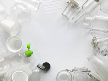  dizi boş cam ve plastik şişe beyaz arka plan üzerinde yalan