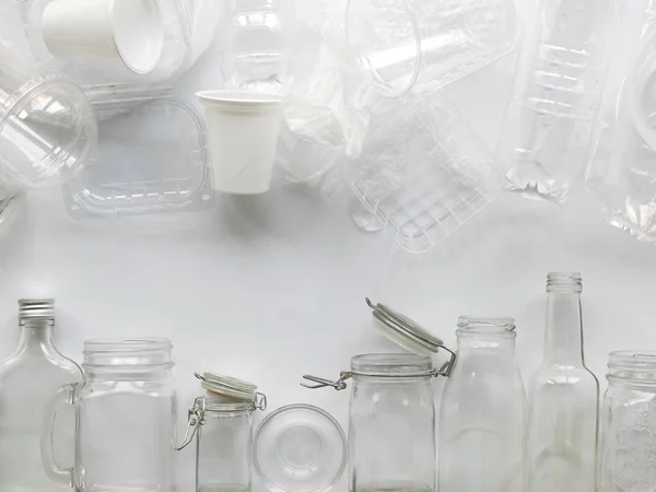 Set Leerer Glasflaschen Und Verpackungen Auf Weißem Hintergrund — Stockfoto