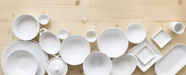 Коллекция Современной Белой Посуды Светлом Деревянном Фоне — стоковое фото
