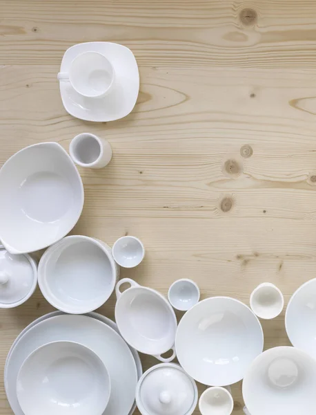 Коллекция Современной Белой Посуды Светлом Деревянном Фоне — стоковое фото