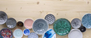 hafif ahşap arka plan üzerinde toplama modern renkli çanak çömlek