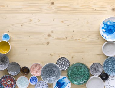 hafif ahşap arka plan üzerinde toplama modern renkli çanak çömlek
