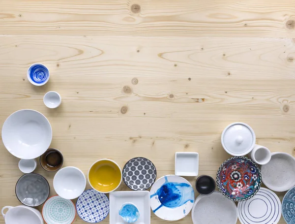 Collectie Moderne Kleurrijke Witte Servies Lichte Houten Achtergrond — Stockfoto