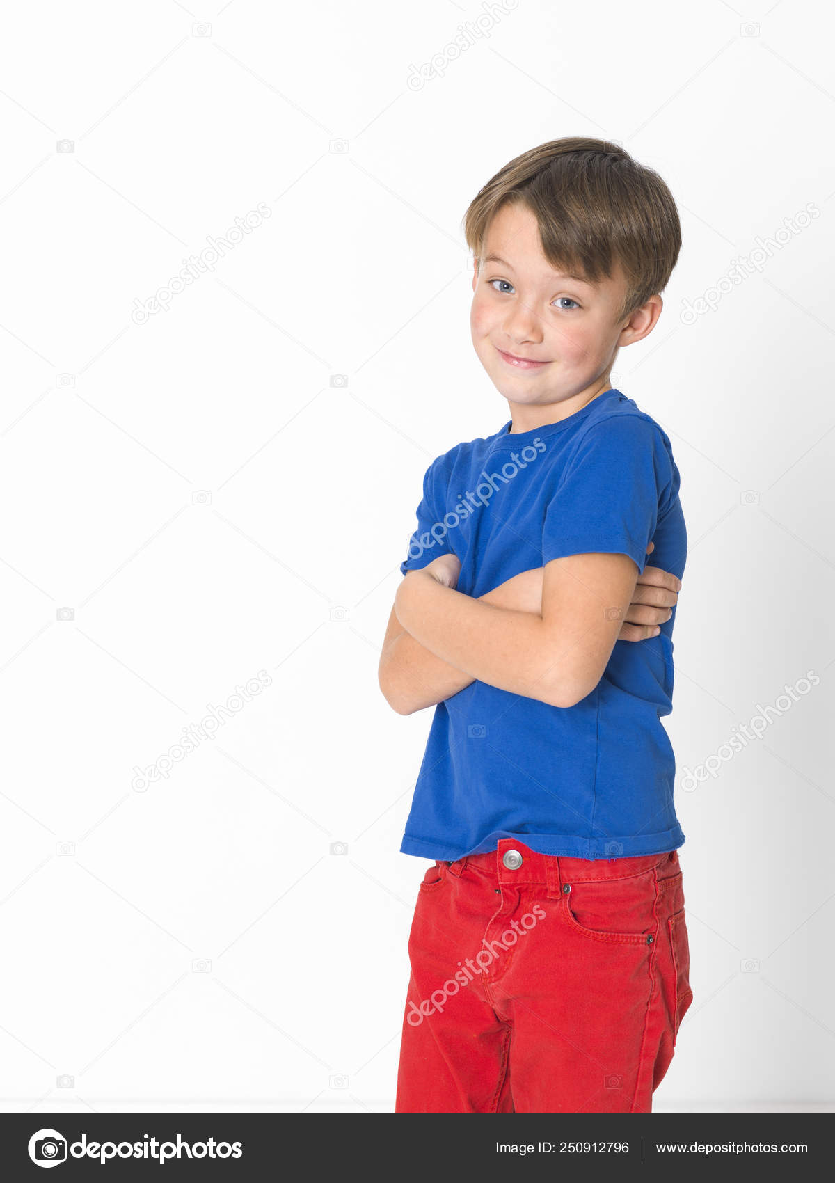 Timide Zes Jongen Rode Broek Blauw Shirt Poseren Met Stockfoto, rechtenvrije foto © epiximages