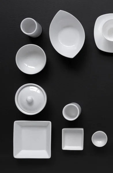 黑色背景的白色现代餐具的集合 — 图库照片