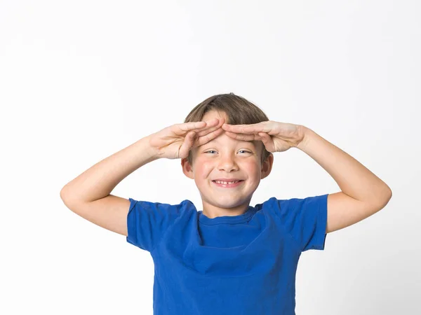 Портрет Шестирічного Хлопчика Блакитними Очима Синій Футболці Тримає Руку Чолі — стокове фото