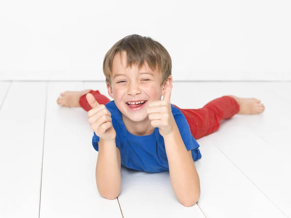 Bambino Sei Anni Pantaloni Rossi Shirt Blu Che Ride Mostra — Foto Stock