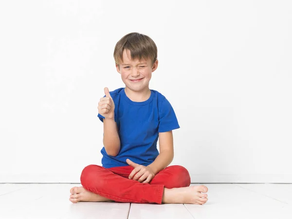 Menino Seis Anos Idade Calças Vermelhas Azul Shirt Piscando Mostrando — Fotografia de Stock